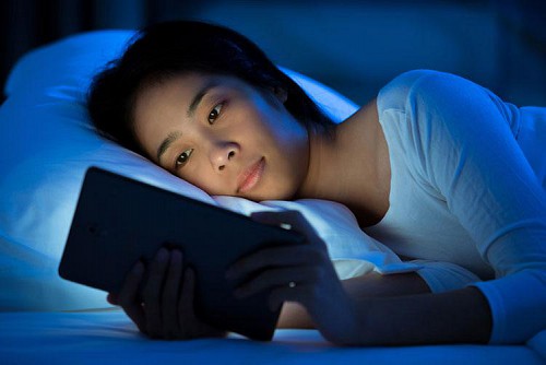 Ánh sáng xanh có gây hại cho sức khỏe làn da của bạn không?