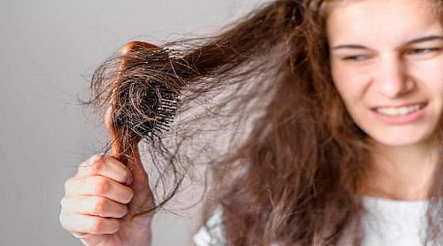 Cách giữ ẩm cho các lọn tóc xoăn tự nhiên của bạn giữa các lần gội đầu
